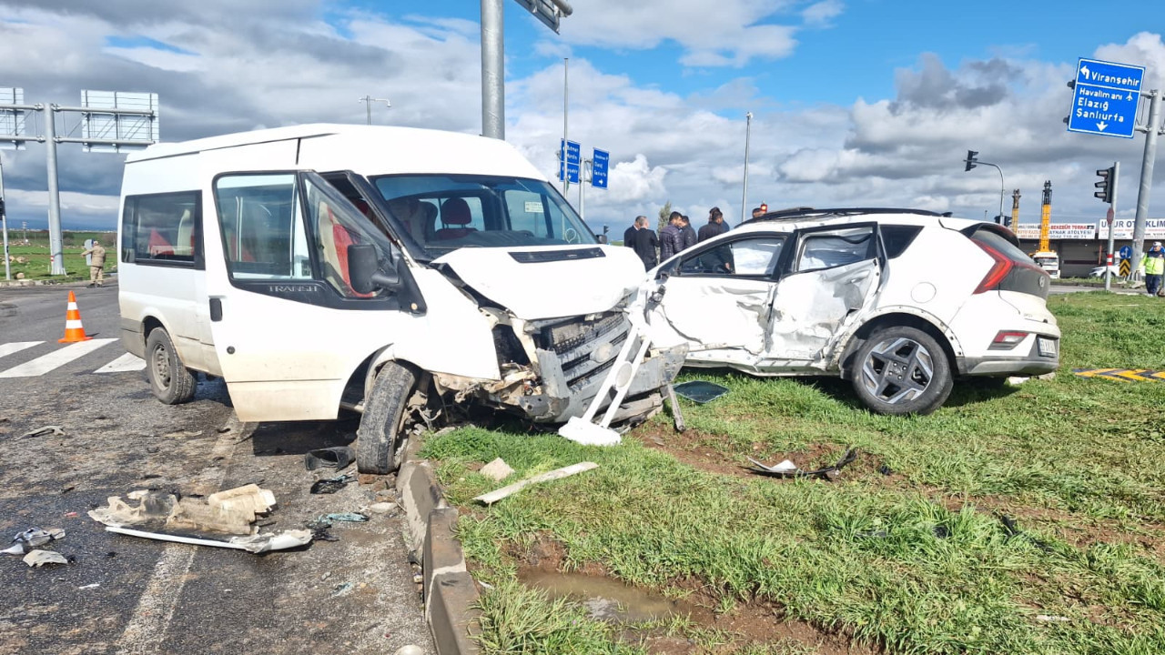Diyarbakır’da öğrenci servisi ile otomobil çarpıştı: 13 kişi yaralandı