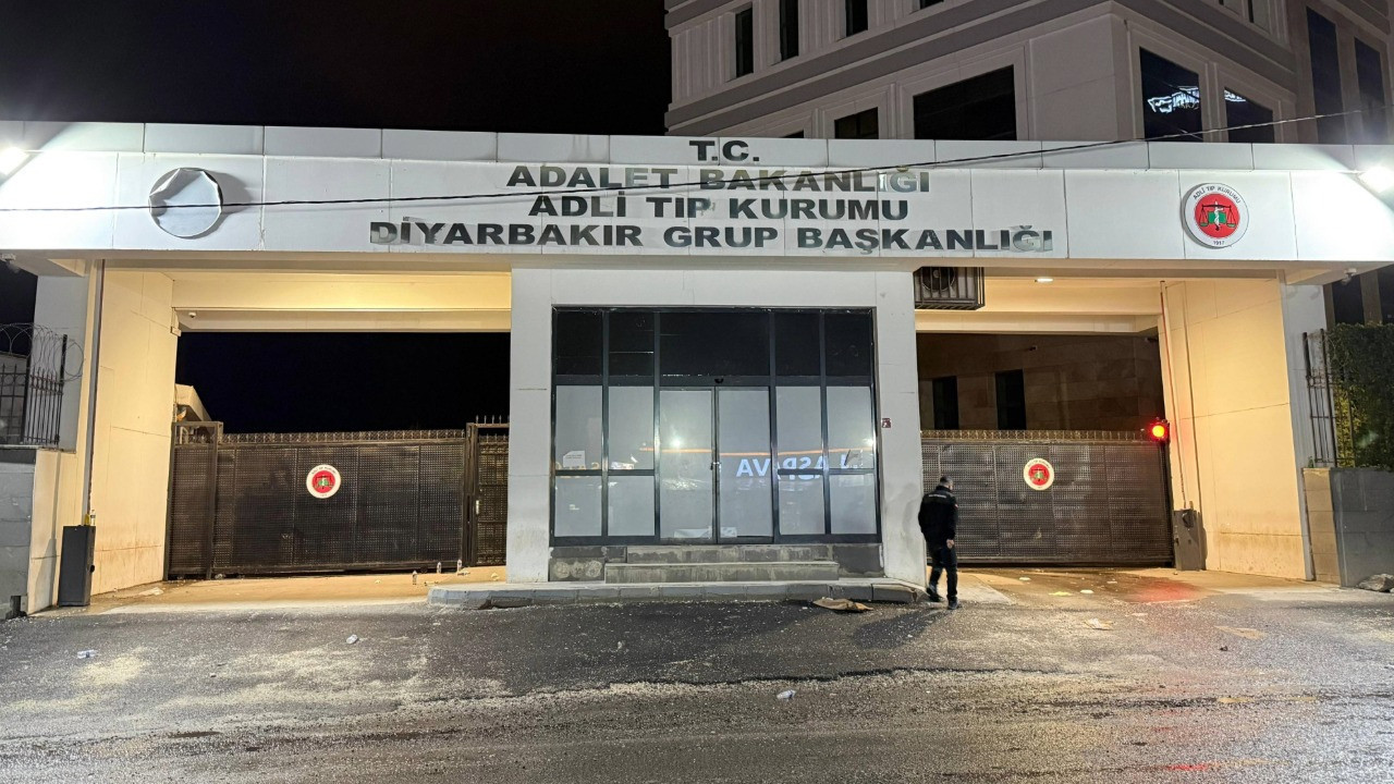 Eşine ve evde birlikte yakaladığı adama kurşun yağdırdı