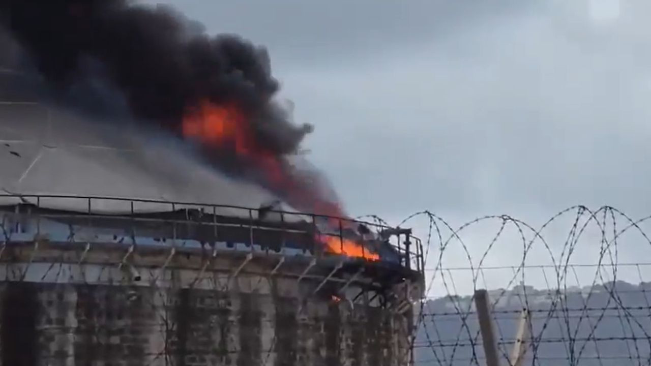 İran vurdu, İsrail'in petrol rafinerisinde yangın çıktı