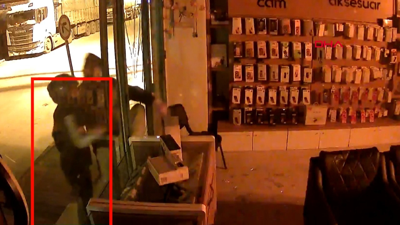 Kaldırım taşıyla vitrin kırıp elektronik ürün çalan 2 şüpheli tutuklandı