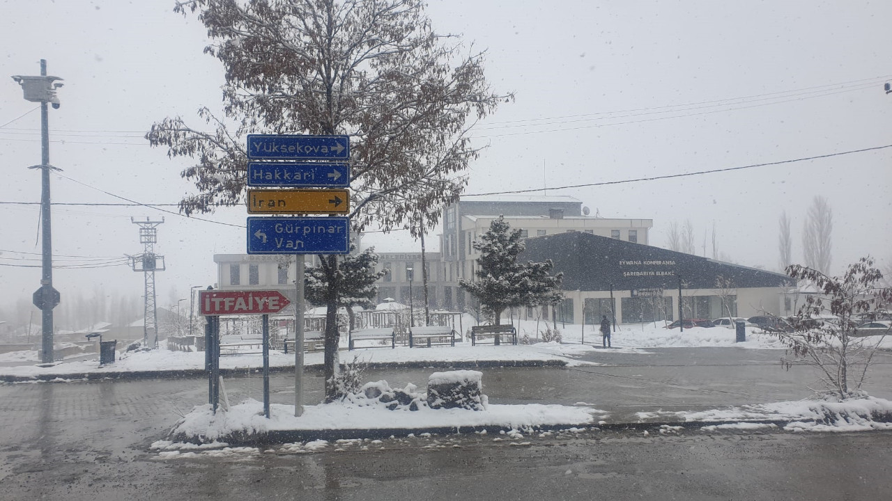 Kar kalınlığı 15 santimetreye ulaştı: Yollar kapandı