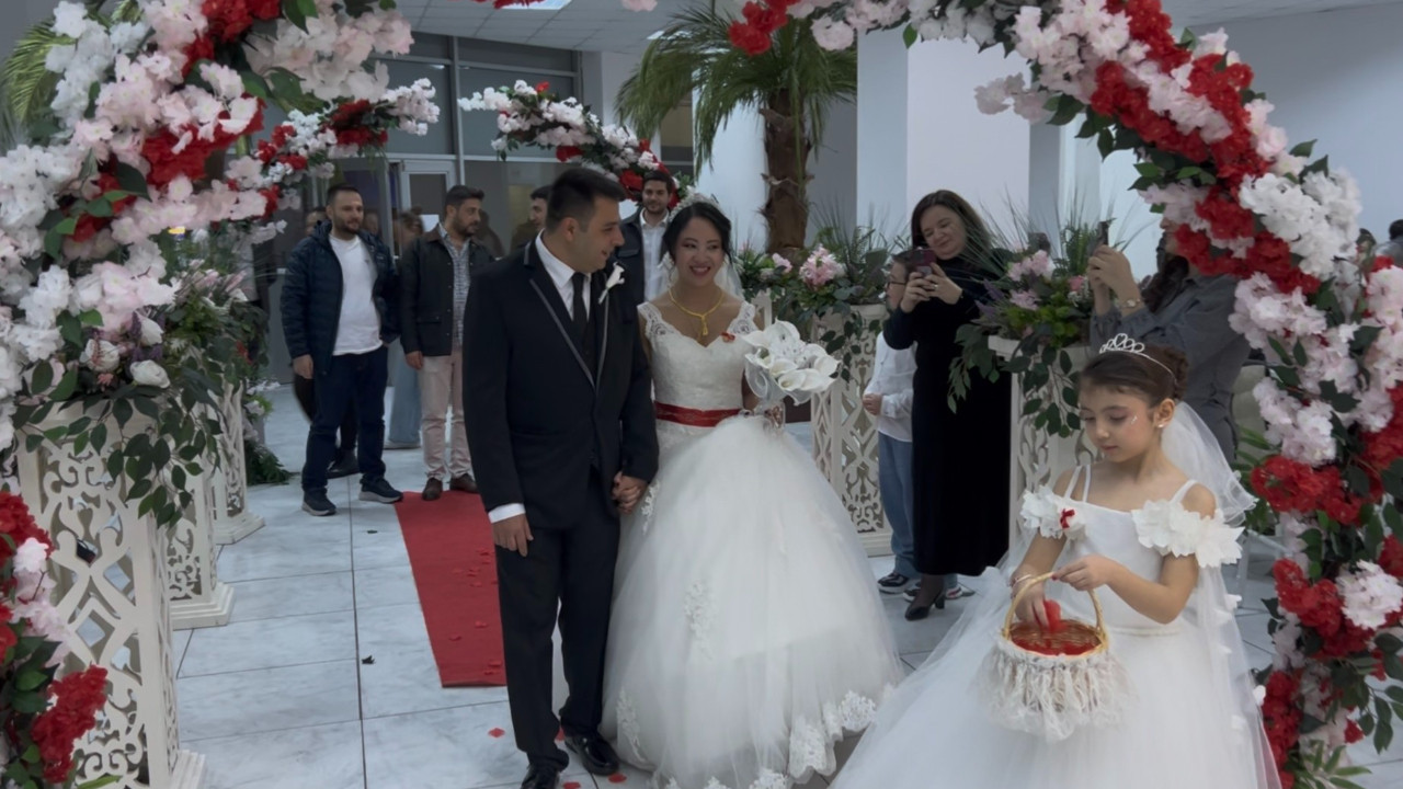 Online oyunda tanıştılar: Filipinler'den Çanakkale'ye geldi, evlendi