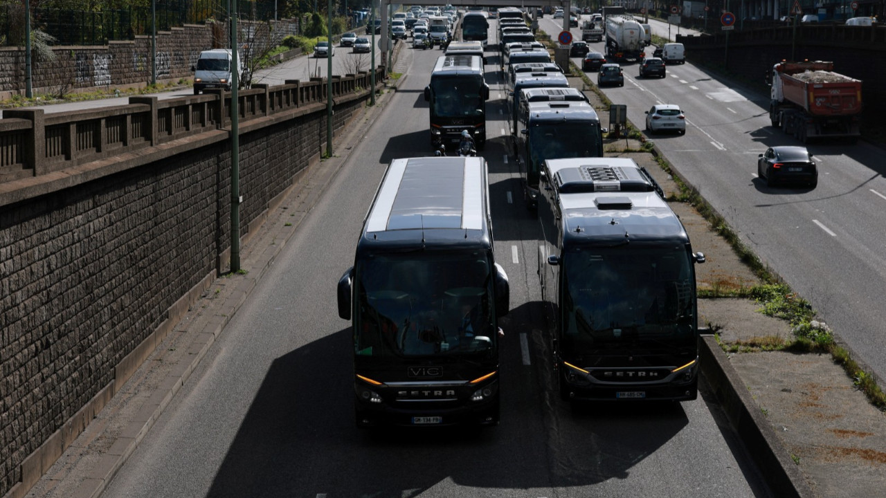Otobüs ve kamyon şoförleri eylem yaptı