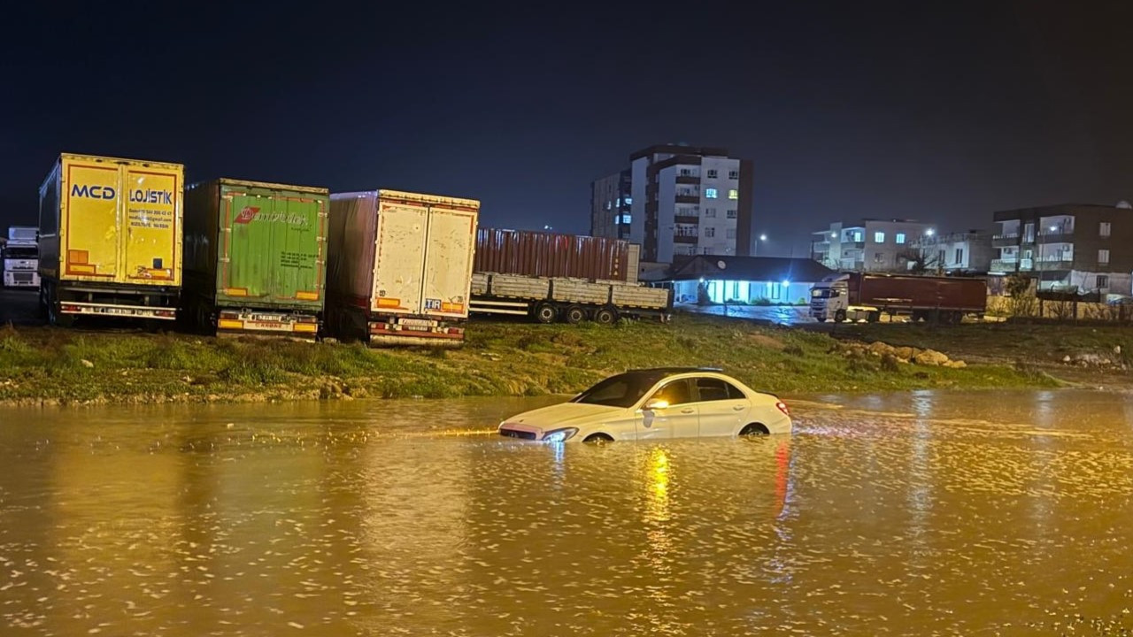 Sağanak bastırdı, araçta mahsur kaldılar