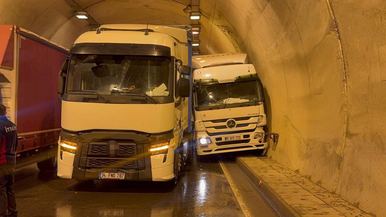 Tünelde iki TIR çarpıştı