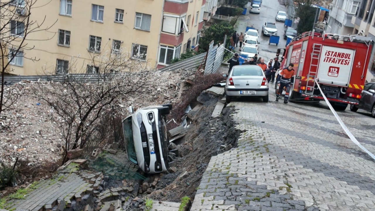 Üsküdar'da çöken yola otomobil düştü