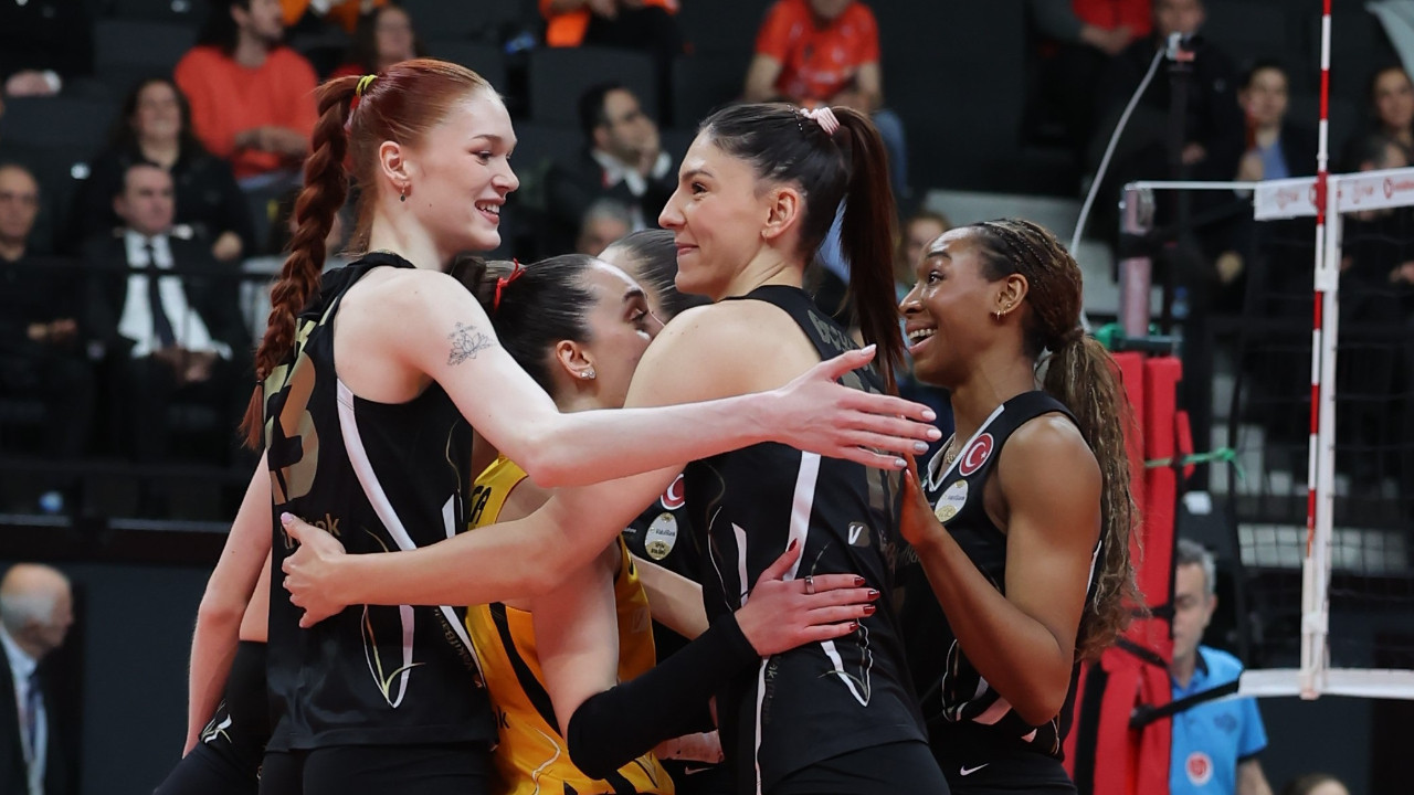 VakıfBank, Eczacıbaşı'nı 3-0 yendi: Seride 1-0 öne geçti