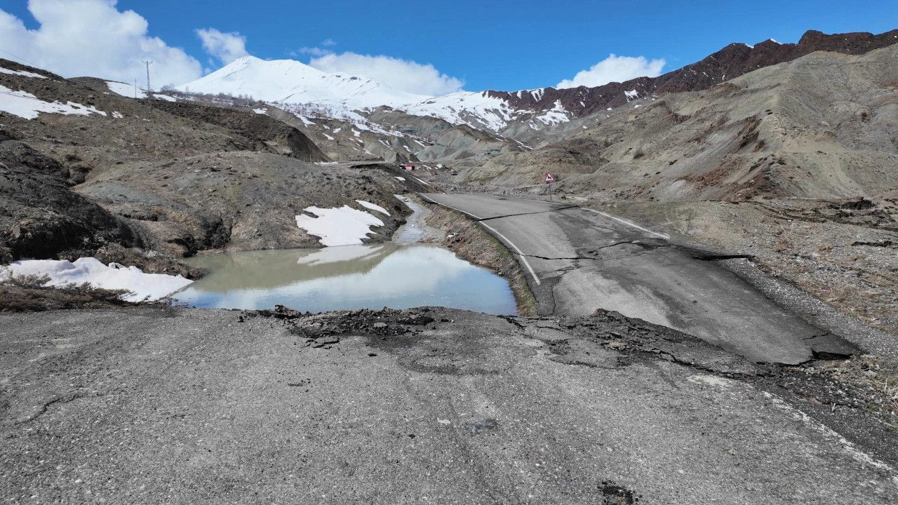 Bingöl’de sağanak sonrası köy yolu çöktü: Ulaşım aksadı