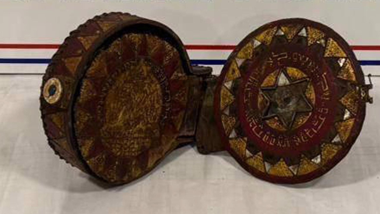 Erzurum’da ceylan derisine yazılmış altın işlemeli Tevrat ele geçirildi