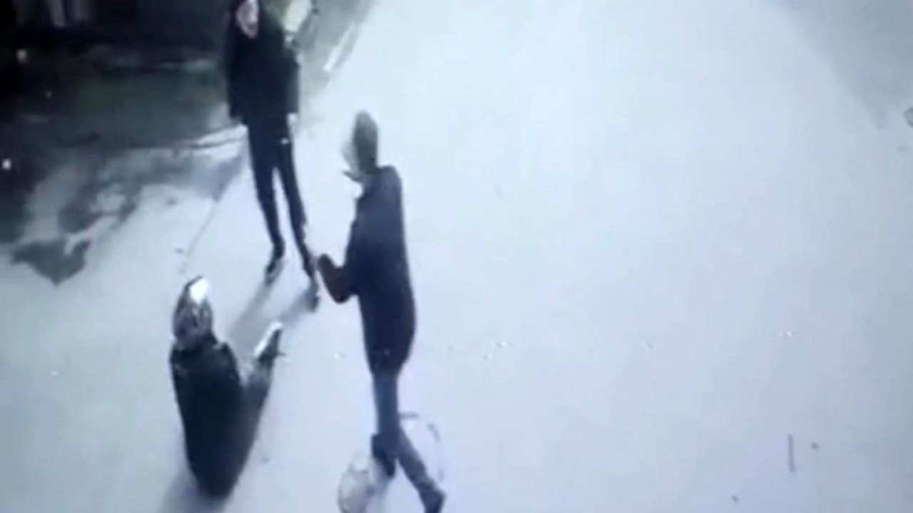 İki motosiklet çarpıştı: Kaza sonrası bıçak çekti