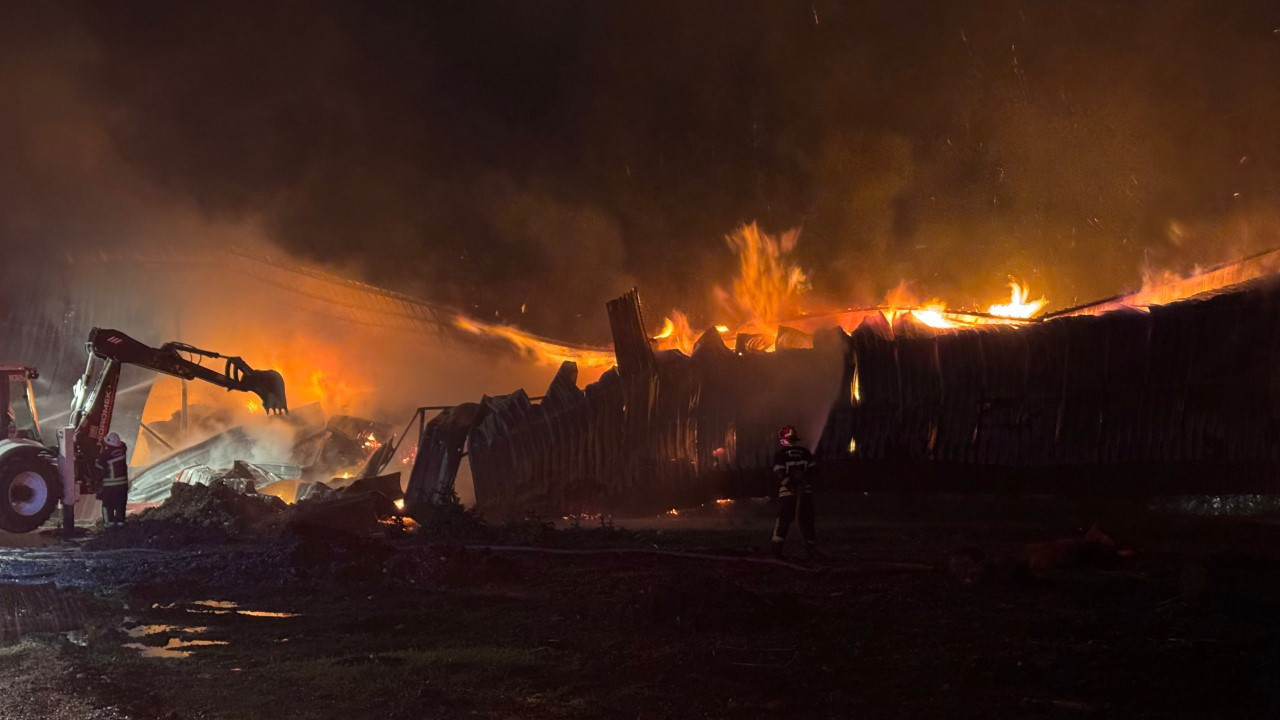 Kağıt fabrikası kül oldu