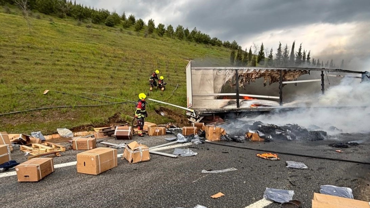 Karşı şeride geçen tır alev aldı: 2 yaralı