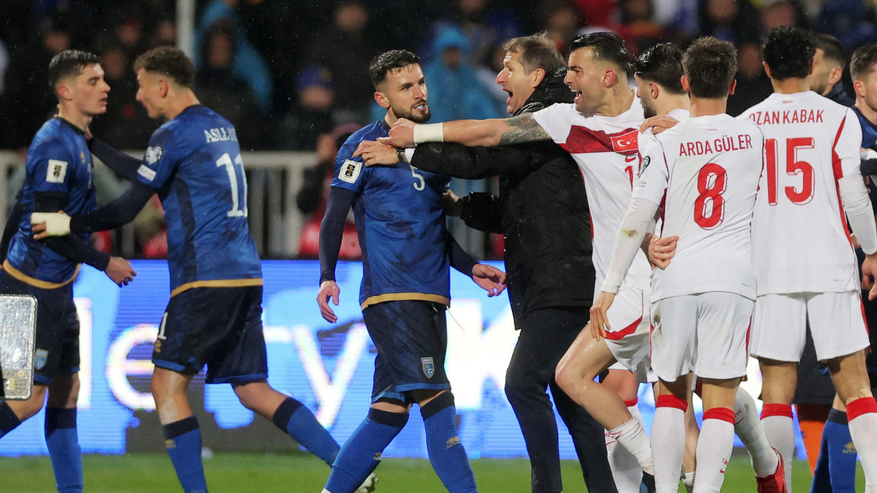 Kosova-Türkiye maçında saha karıştı