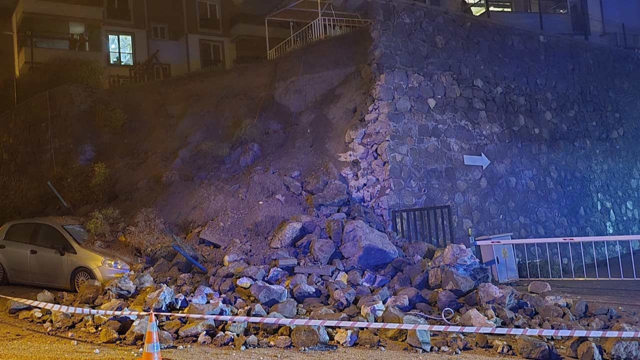 Mudanya’da istinat duvarı çöktü, otomobil hurdaya döndü