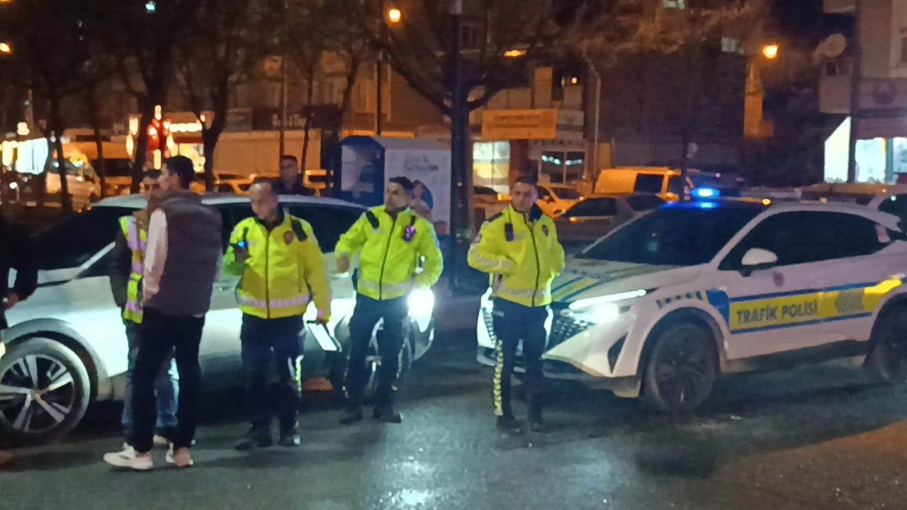 Önce yayaya ardından park halindeki araca çarpıp kaçtı