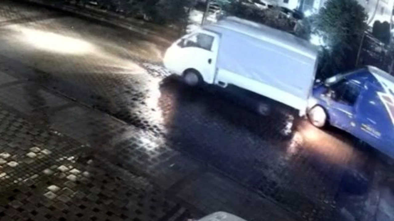 Park halindeki minibüse vurdu, hasara bakıp gitti