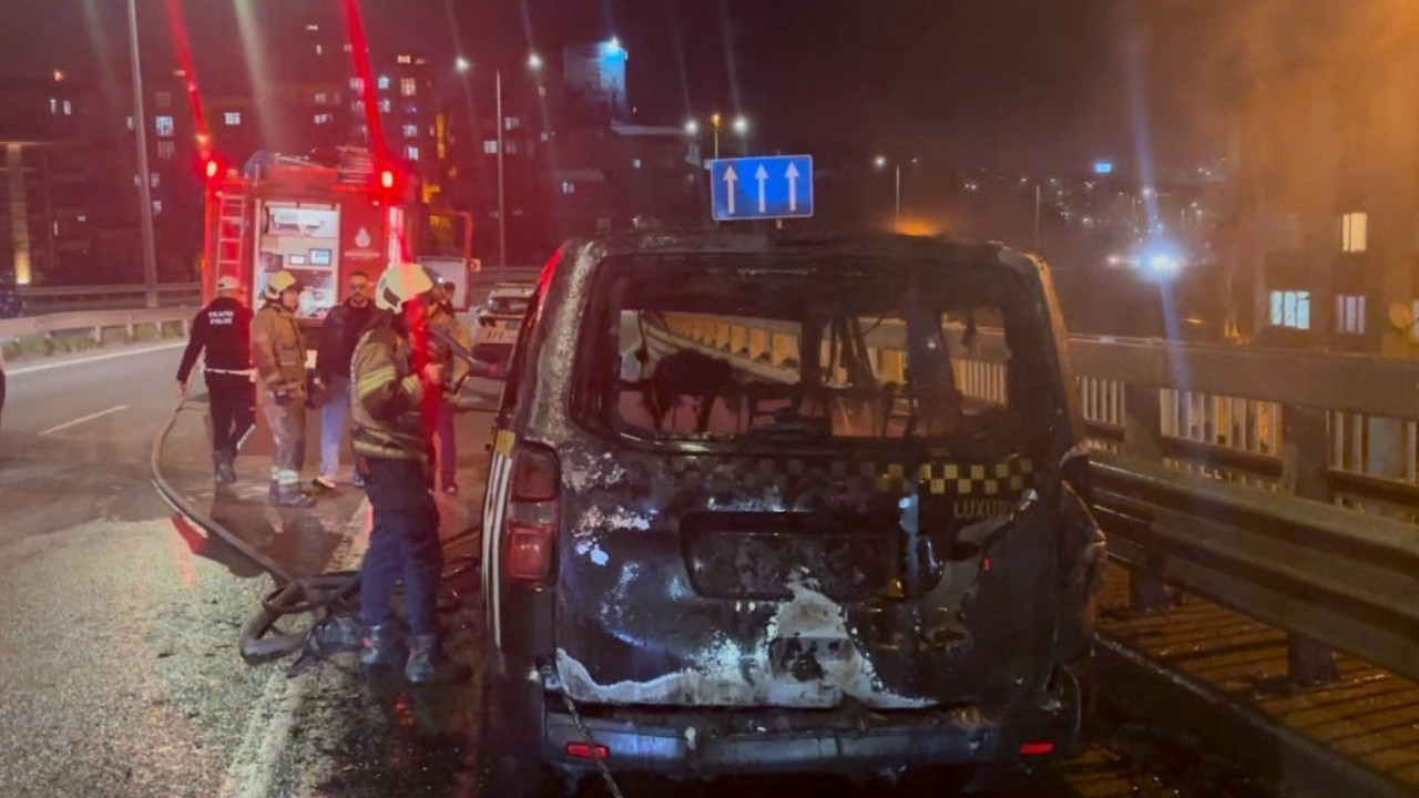 Taksi aniden alev aldı! Yolcular son anda tahliye edildi