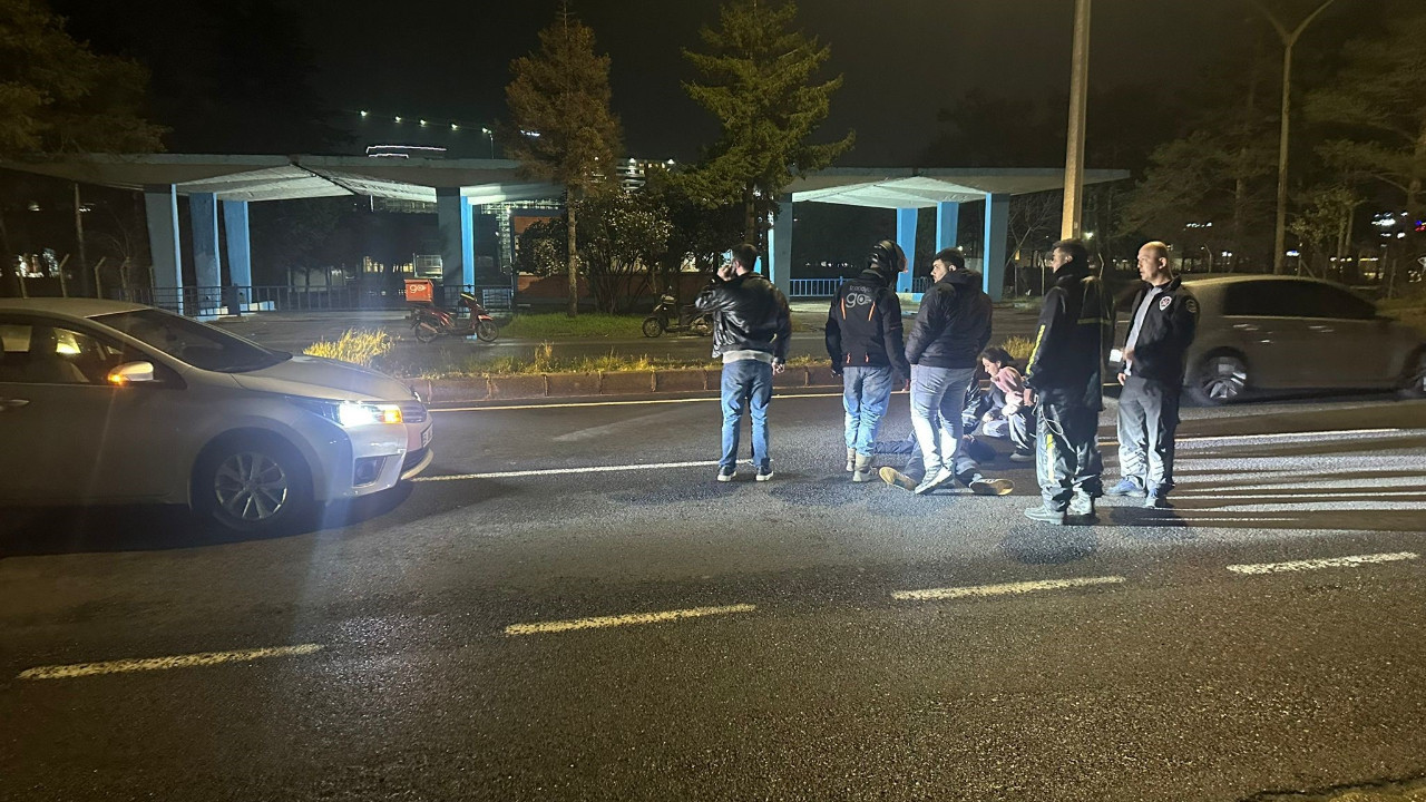 Otomobilin önüne atlayan genç yaralandı