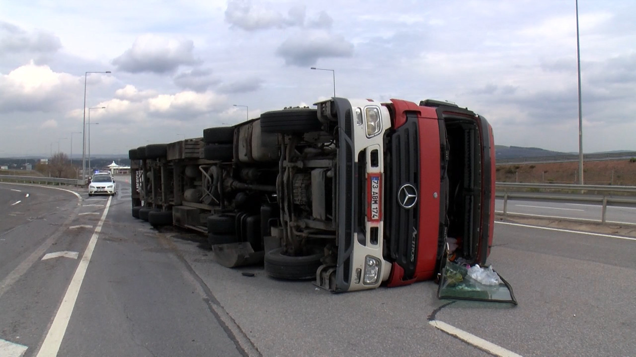 Tuzla’da virajı alamayan saman yüklü TIR devrildi