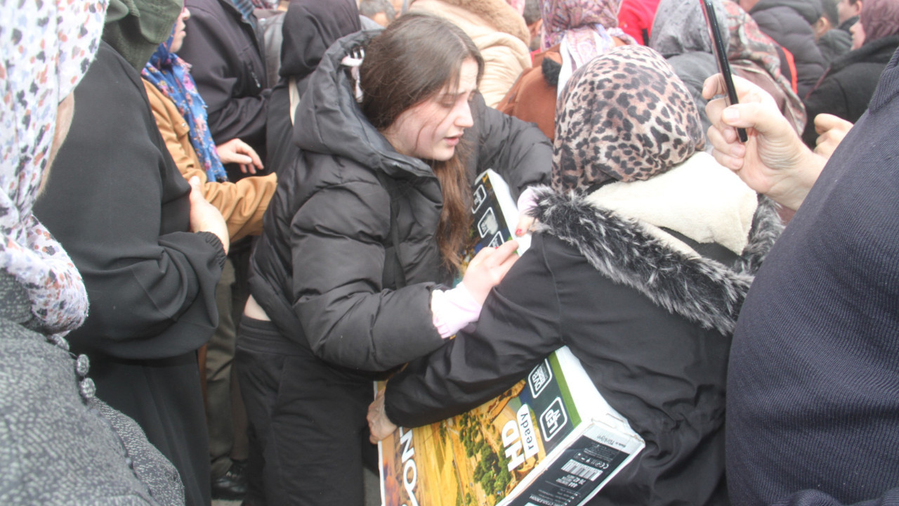 Ucuzluk izdihamı: Televizyon için birbirlerini ezdiler