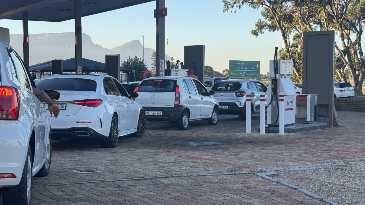 Zam öncesi uzun kuyruklar oluştu, 140 istasyonda yakıt tükendi