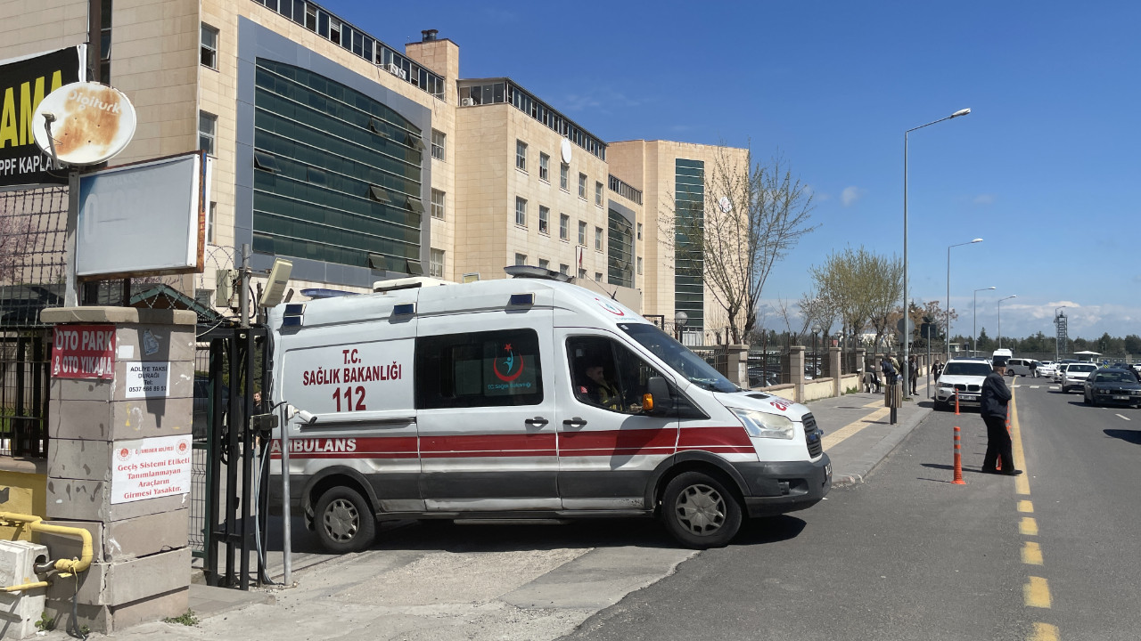 Adliye önünde bıçaklı kavga: Yaralılar var