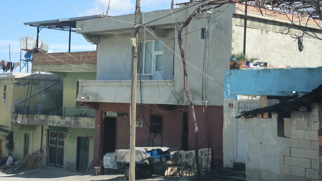 Annesini döverken araya giren eşini öldürdü