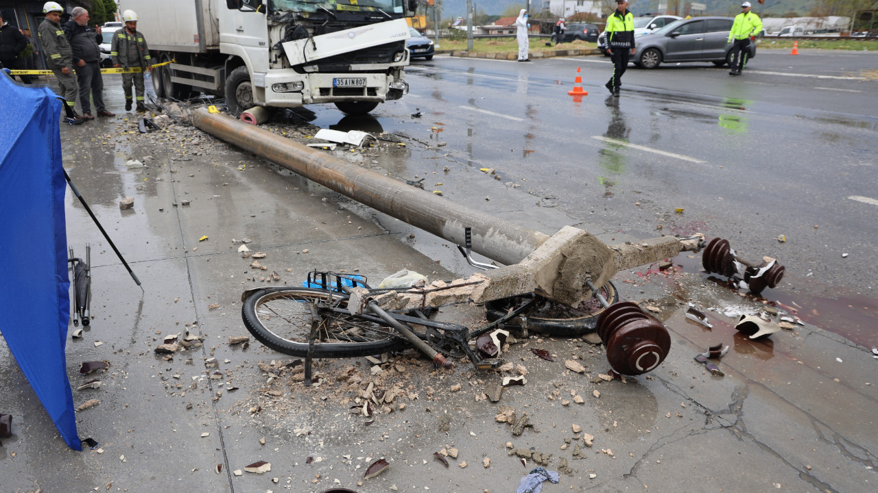 Araç direğe çarptı, bisikletli adam öldü