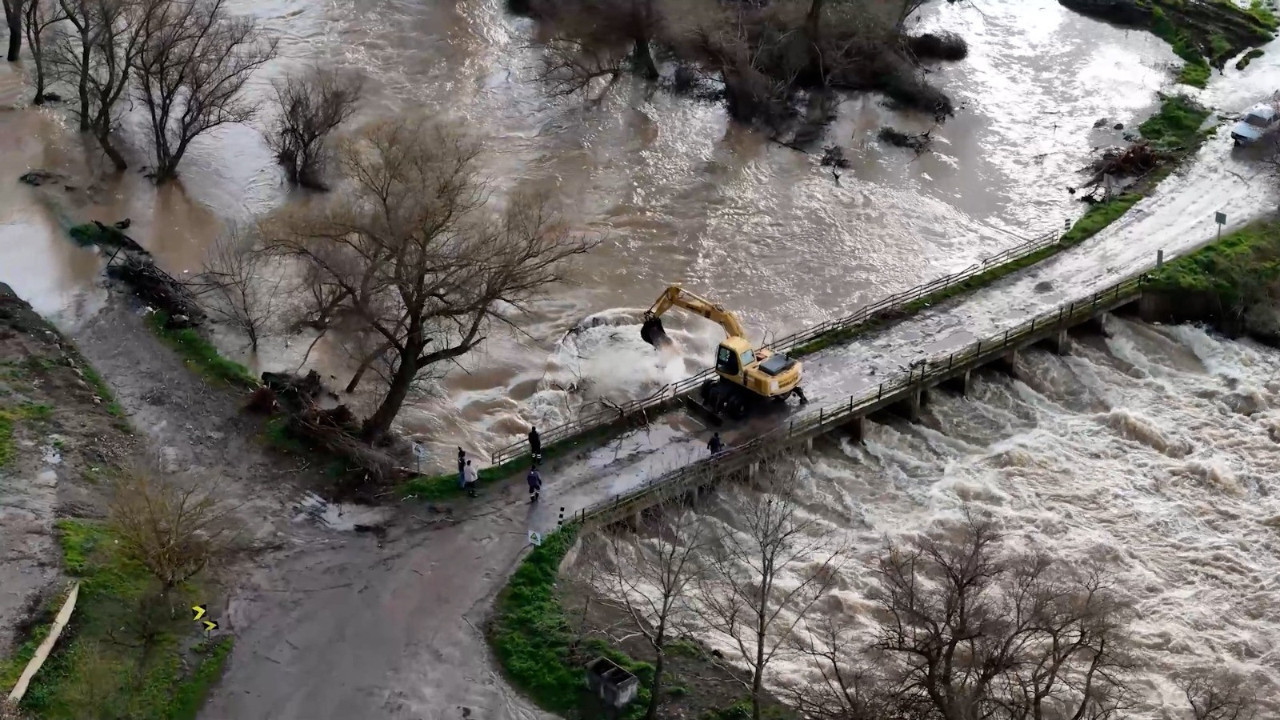 Baraj doldu, kapaklar açılınca tarlalar su altında kaldı