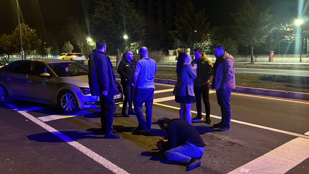 Otomobile çarpan alkollü sürücü darbedildi