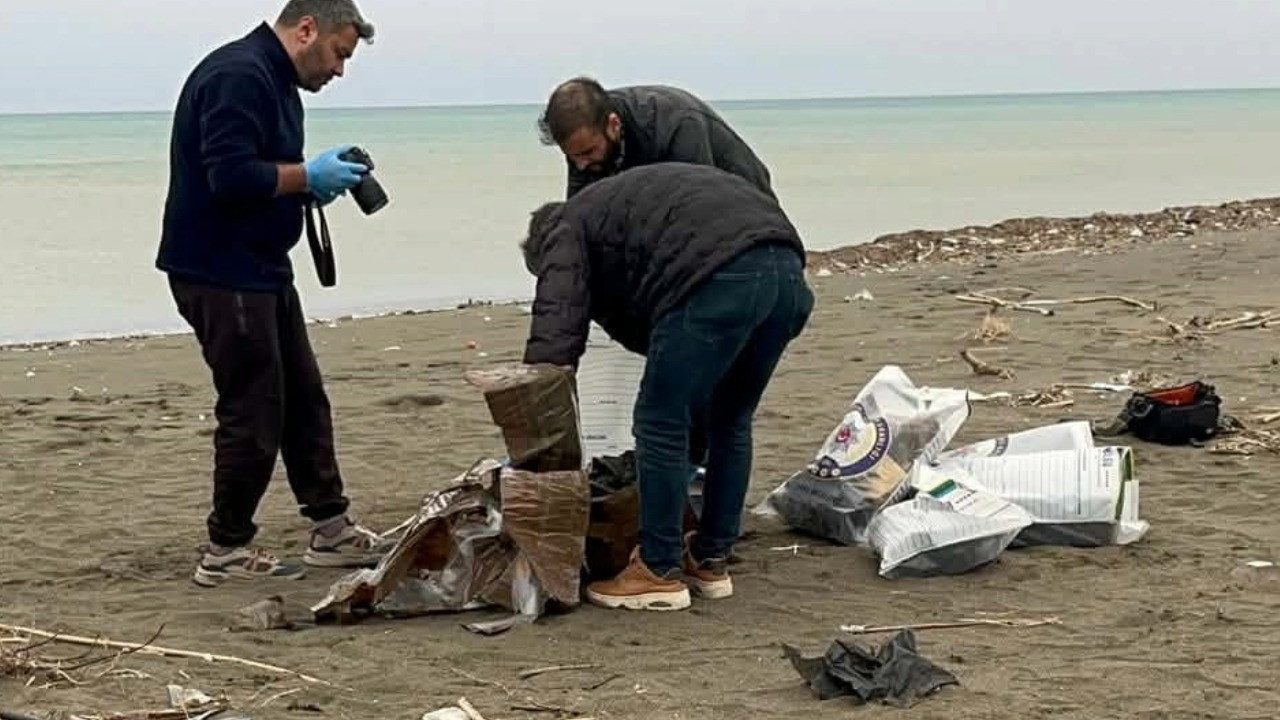 Sahilde bulunan sahipsiz çantadan çıkanlar hayrete düşürdü