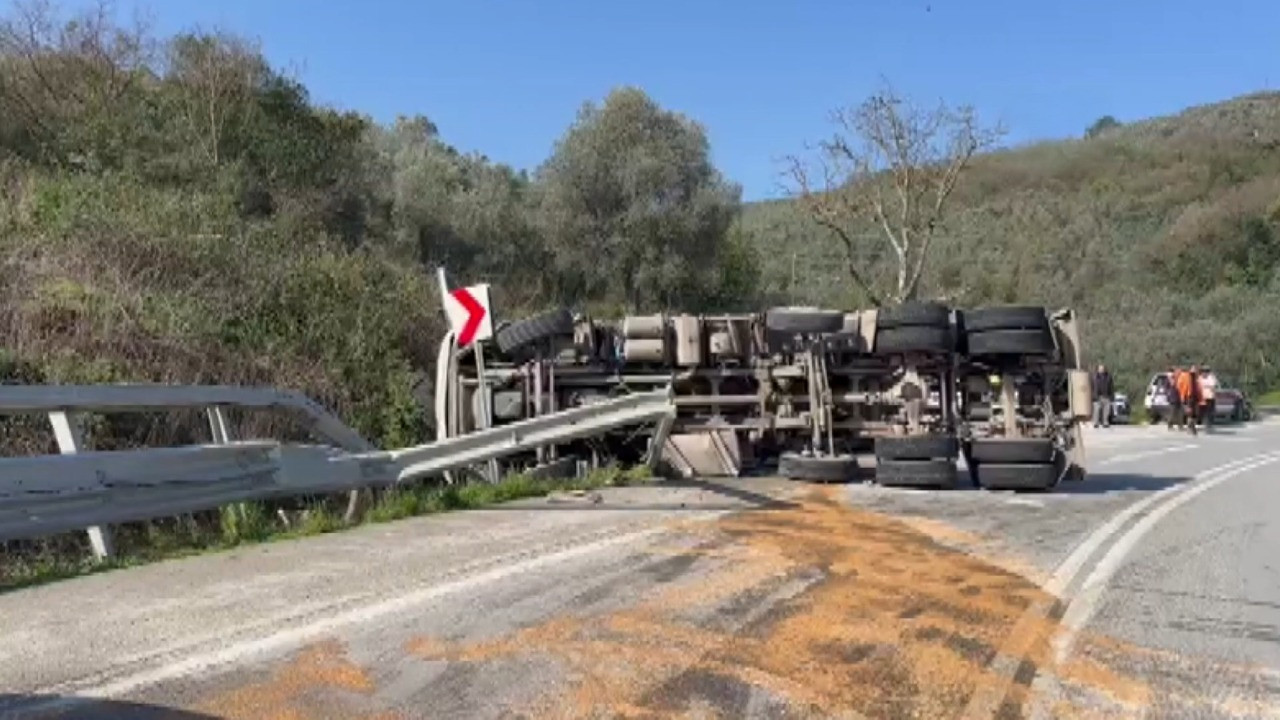 Savrulan araç yolu kapattı… 3 kişi yaralandı