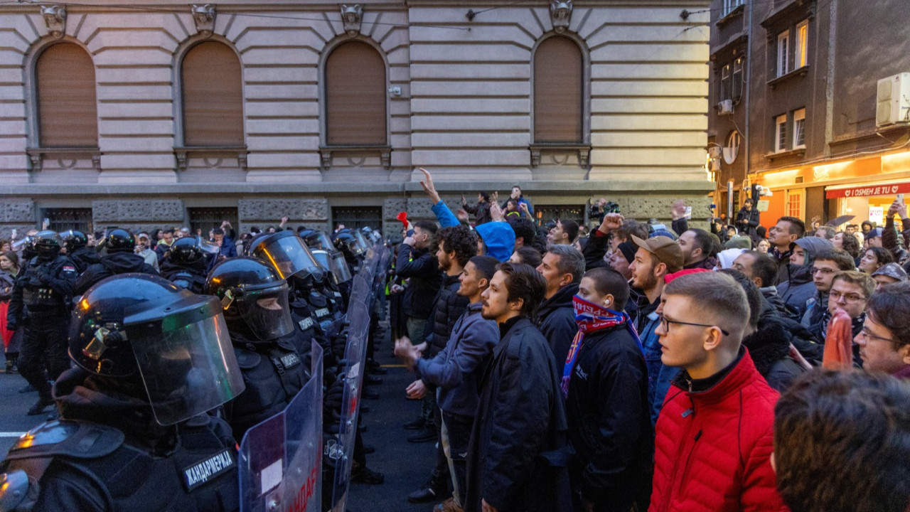 Sırbistan'da üniversiteler karıştı: Yüzlerce öğrenci polisle çatıştı