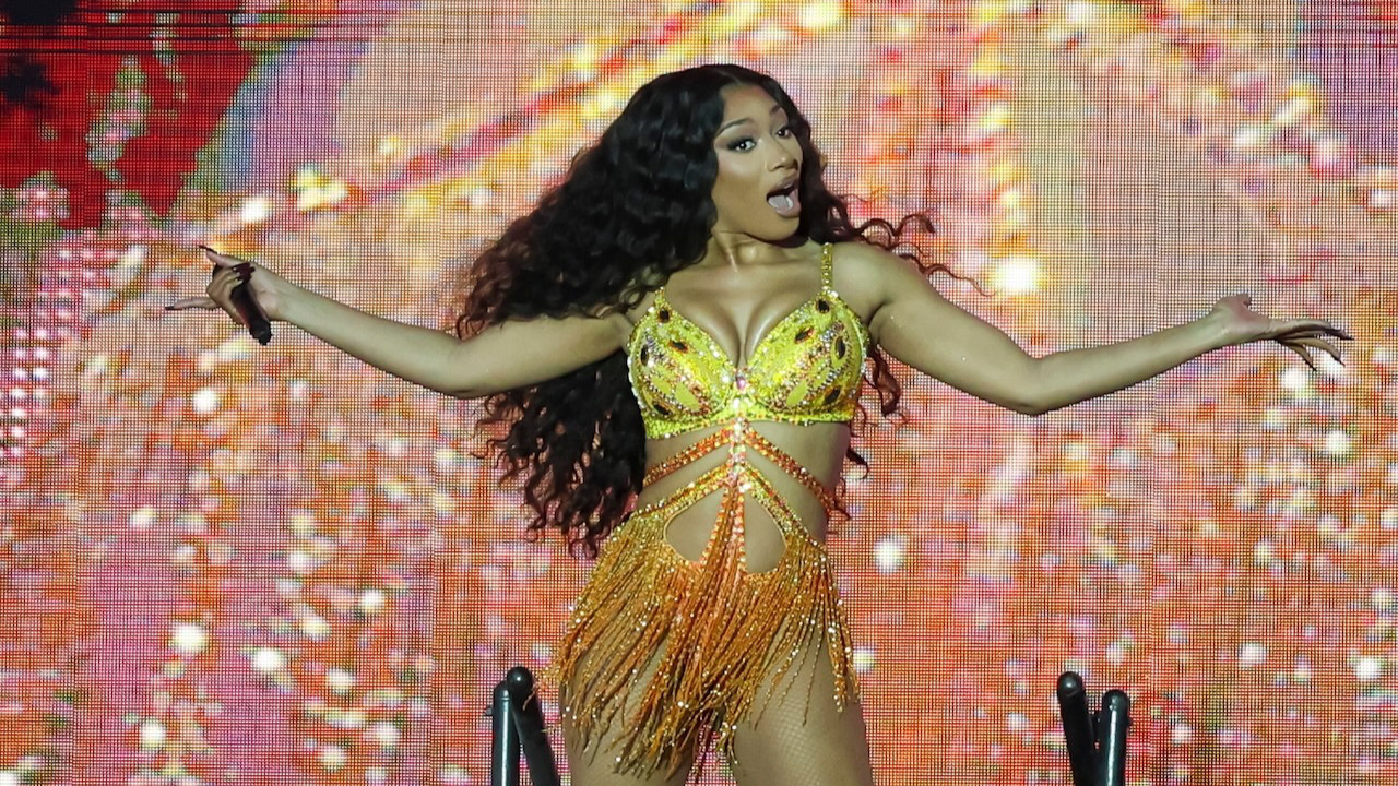 Ünlü şarkıcı sahnede fenalaştı: Hastaneye kaldırıldı