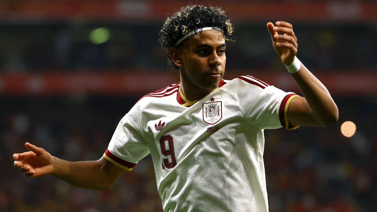 Yamal'dan “Zıplamayan Müslüman’dır” diyen taraftara sert tepki: Cahil ve ırkçı insanlar!