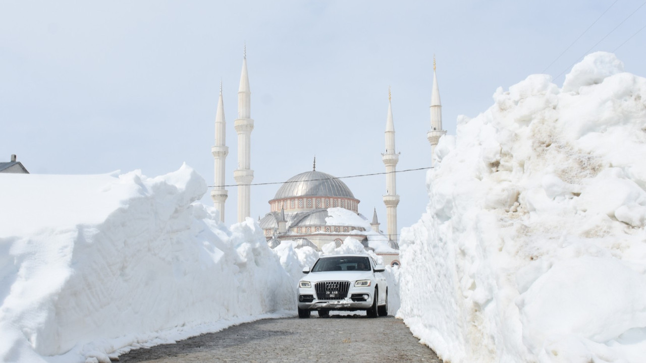 Nisan ayında evler kardan kayboldu