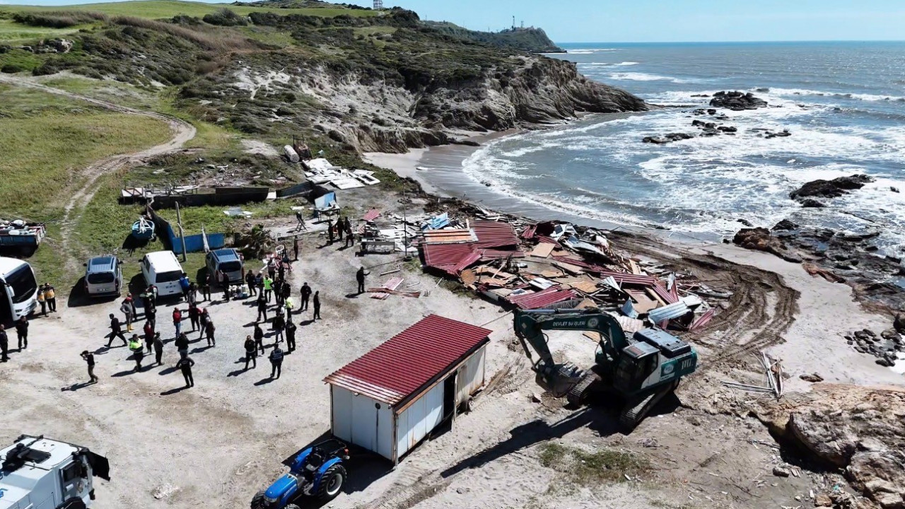 Sahil hattındaki kaçak yapılar tek tek yıkılıyor