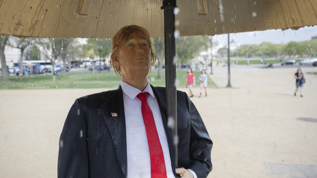 Trump'la dalga geçen heykel parka yerleştirildi