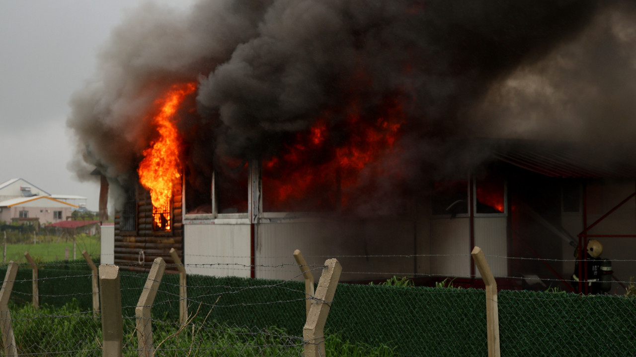 Yıkım sırasında evini yaktı