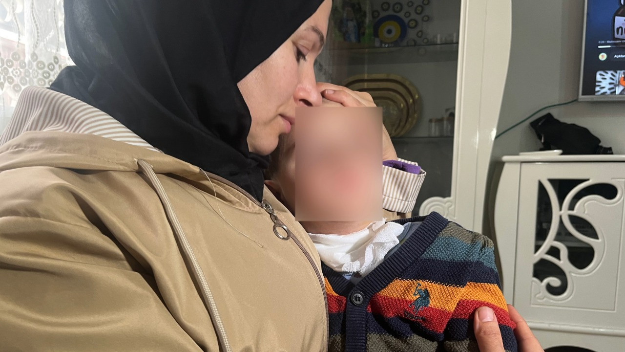 2 yaşındaki çocuk parkta boğazından bıçaklandı