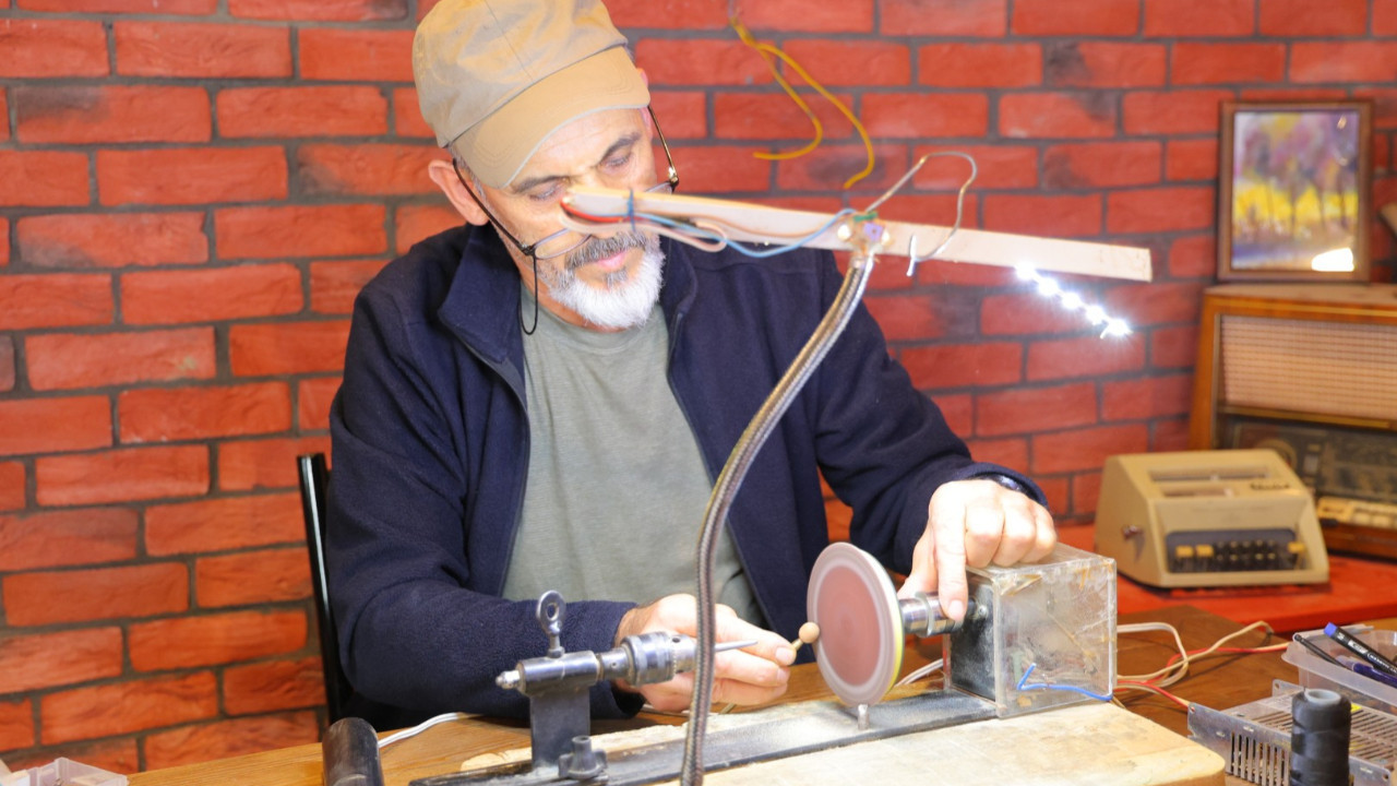 Almak istediği bilekli pahalı olunca kendi torna makinesi yaptı