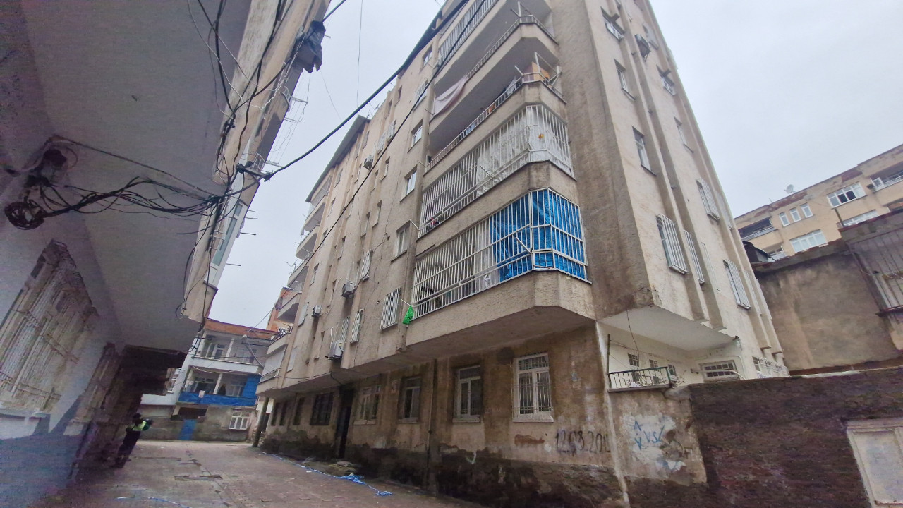Diyarbakır’da kolonlarından ses gelen apartman tahliye edildi