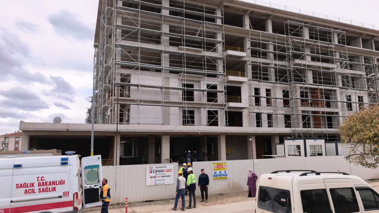 İnşaatta feci kaza: 4 metre yükseklikten beton zemine çakıldı