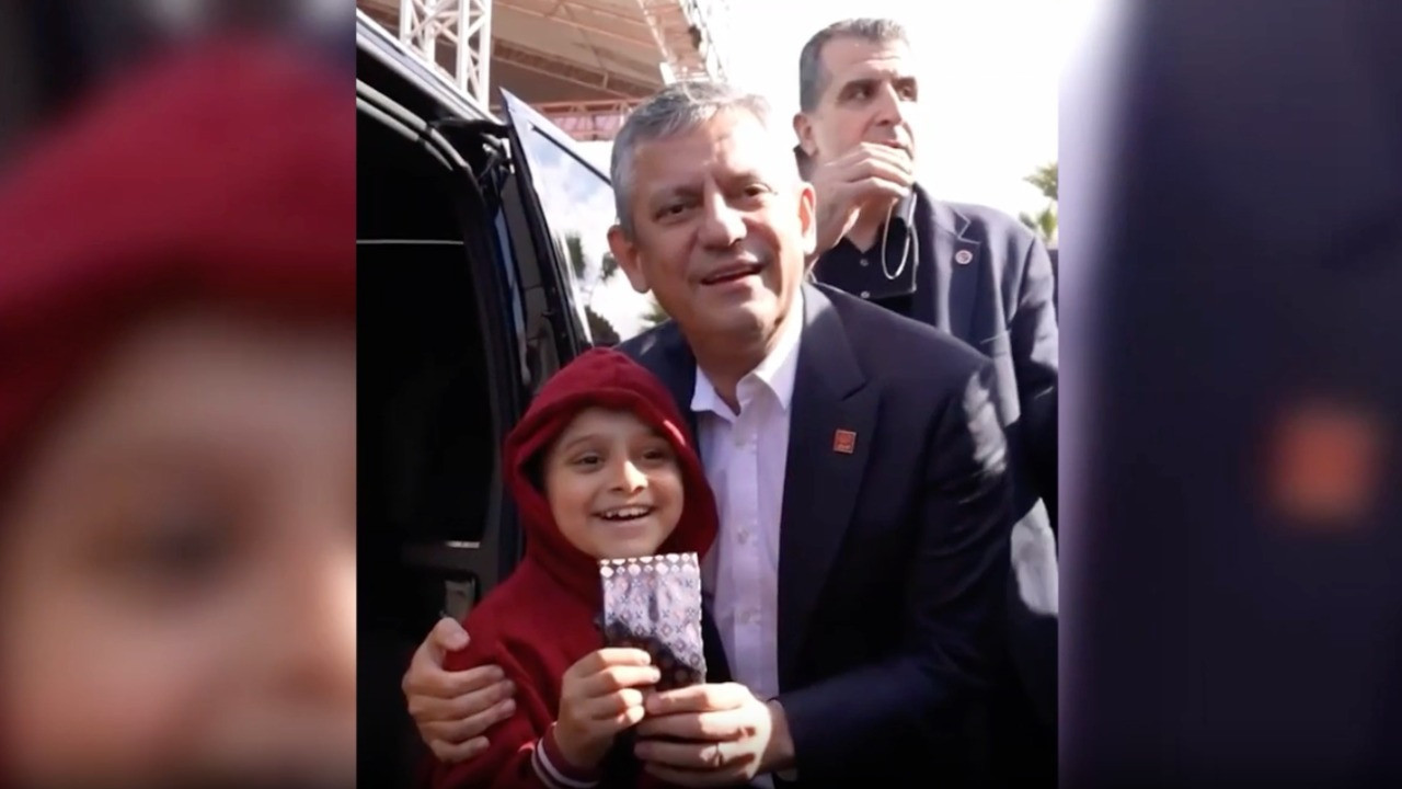 Özgür Özel, yanına gelen çocuğu kırmadı