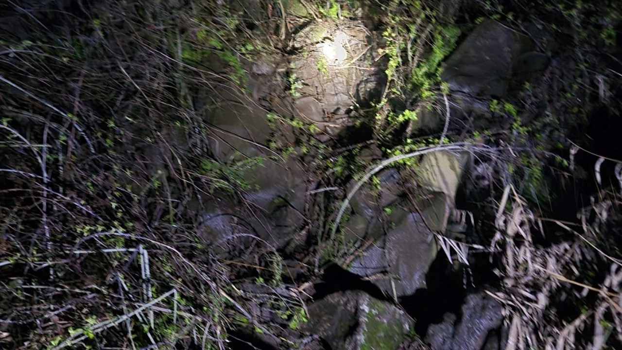 Üzerinde oynadıkları kayanın altında kaldılar