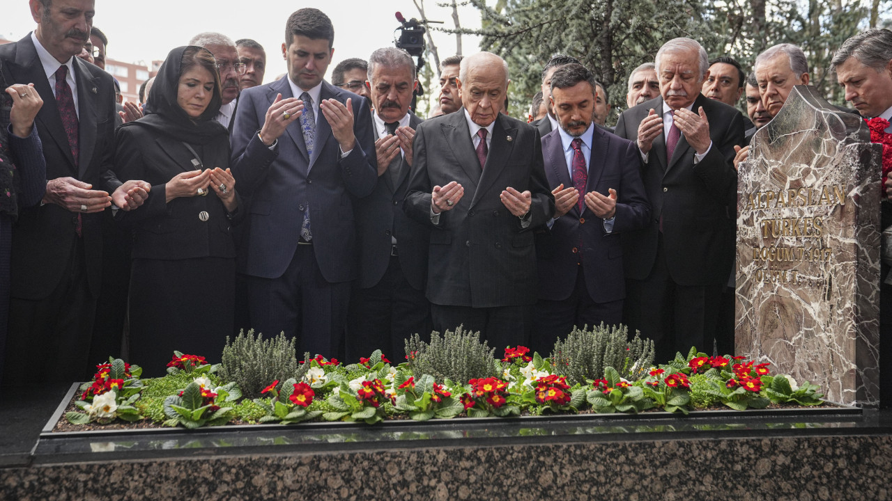 Devlet Bahçeli, Alparslan Türkeş’in kabrini ziyaret etti