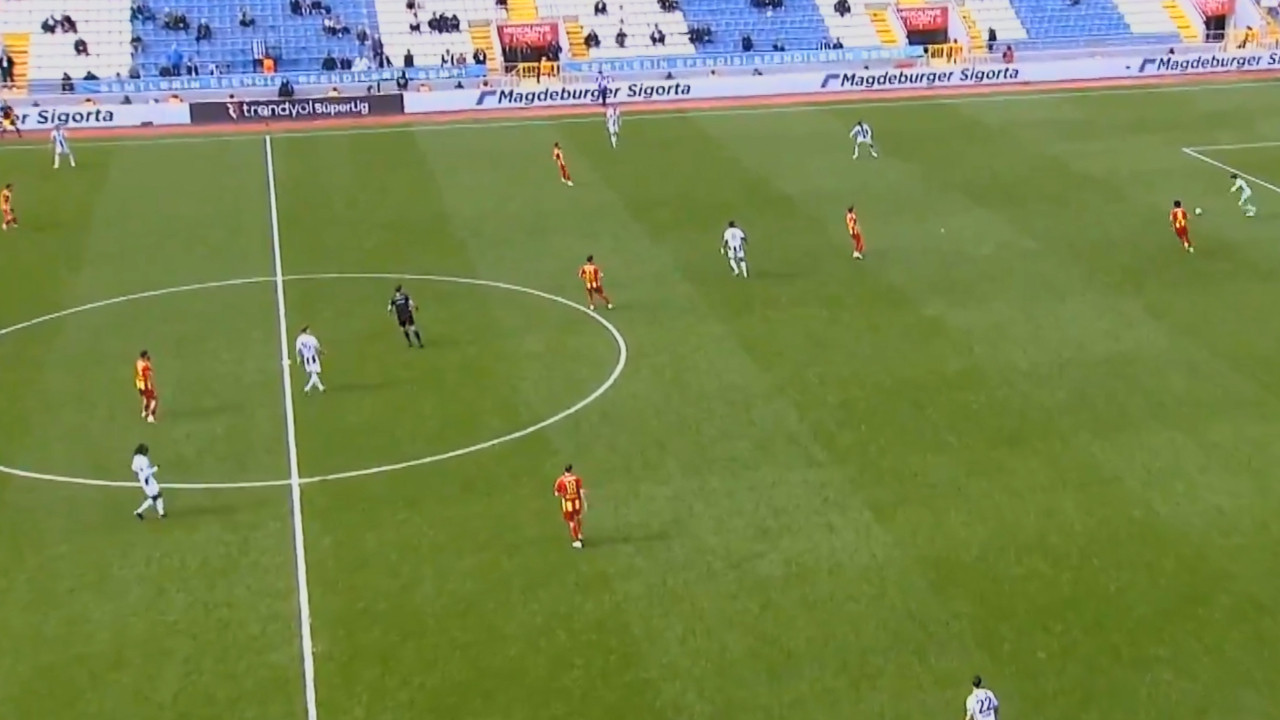 Kasımpaşa kalecisi Gianniotis 85 metreden gol attı: Arda Güler'i geçti