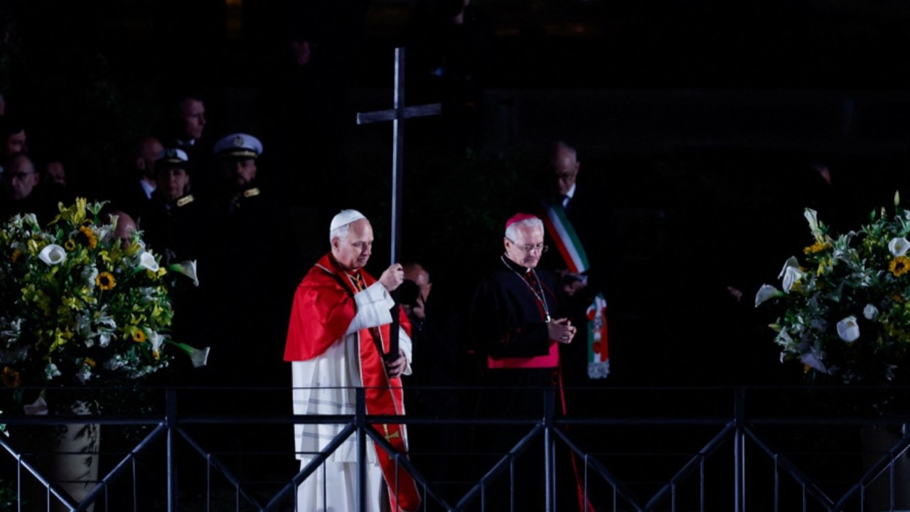 On yıllar sonra bir ilk: Papa tören boyunca taşıdı