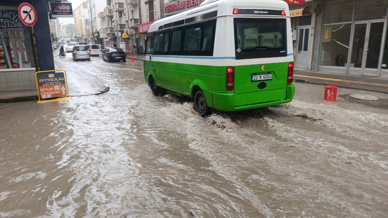 Uzunköprü’de sağanak: Yollar göle döndü