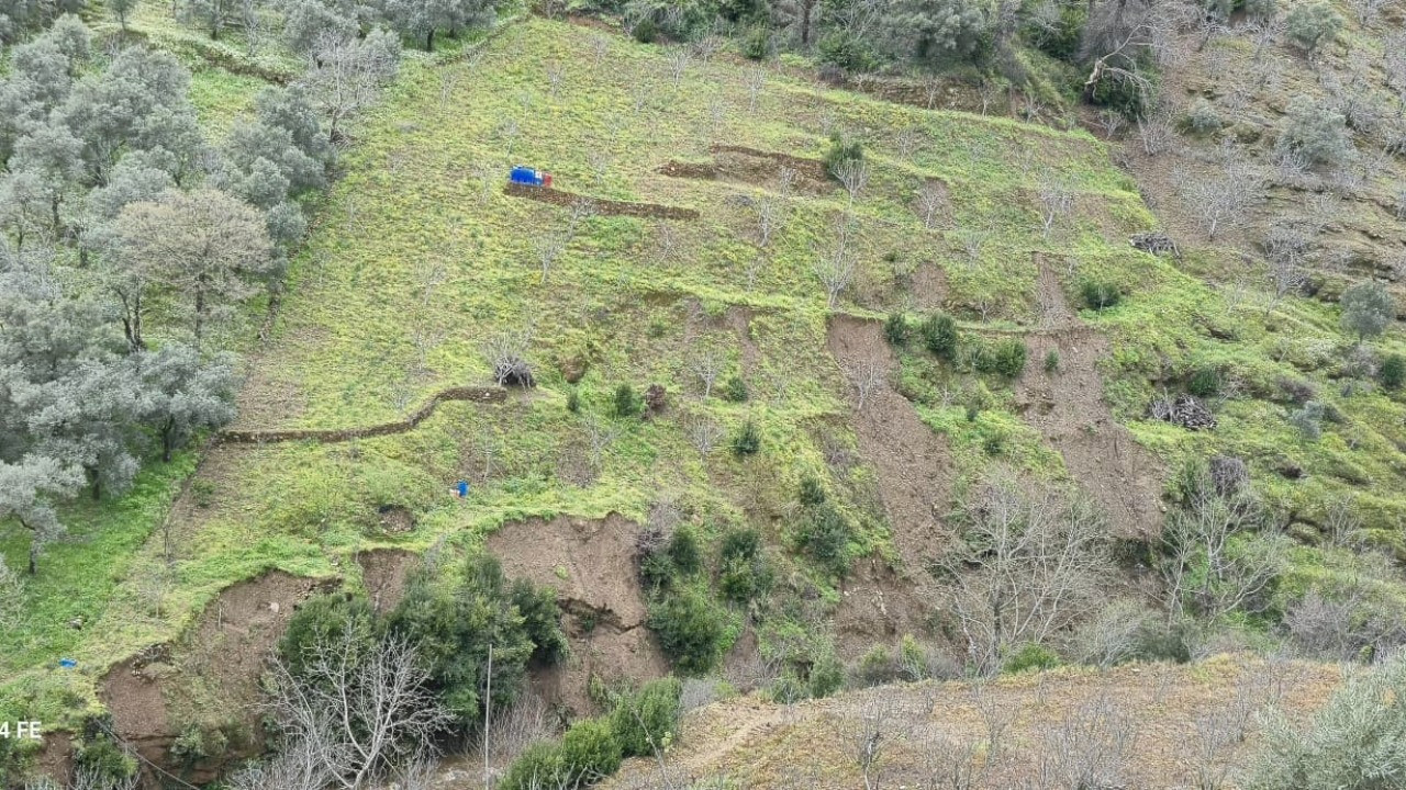 Sağanak sonrası heyelan: Yol kapandı, tarım arazileri zarar gördü